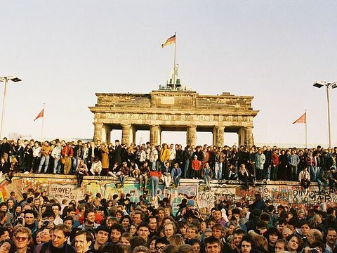 Mit Menschen besetzte Berliner Mauer