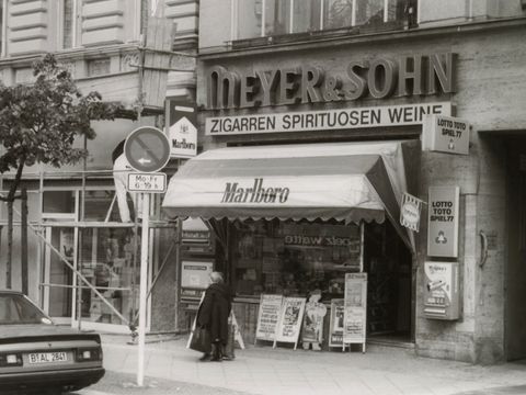 Bildvergrößerung: Ein schwarz-weiß Foto von einem Kiosk "Meyer & Sohn Tabak".