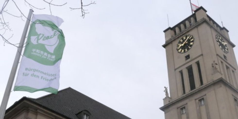 Flagge weht vor Rathaus Schöneberg