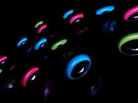 Bildvergrößerung: Ringe leuchten in der Dunkelheit in den Farben Blau, Rosa und Grün.