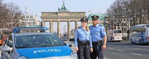Polizisten stehen vor dem Brandenburger Tor