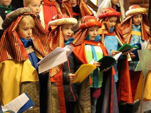 Bildvergrößerung: Kinder der katholischen Pfarrgemeinde St. Josef als Sternensinger im Rathaus Köpenick