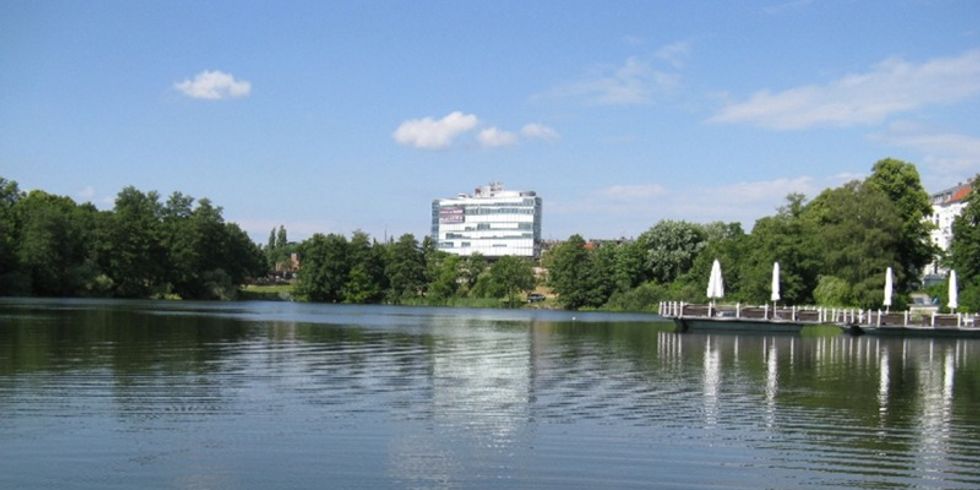 Blick vom Halensee nach Norden- im Hintergrund das Bürogebäude "Zitrone"
