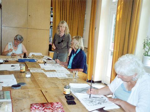 Kalligraphie-Gruppe im Seniorenclub Herthastr. 25a unter der Leitung von Frau Navim-Kley