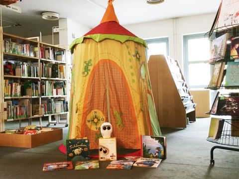 Bildvergrößerung: Leseeule Luka vor dem Lesezelt in der Kinder- und Jugendbibliothek der Humboldt-Bibliothek