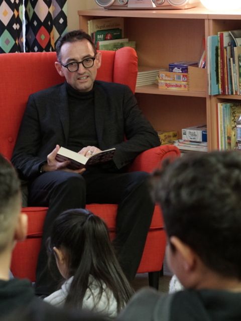 Bezirksbürgermeister Stephan von Dassel liest in der Rudolf-Wissel-Grundschule
