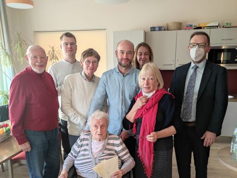 Bildvergrößerung: Buchwitz (Leiter des Fachbereichs Senioren, rechts) gratuliert Irmgard Lehmann im Johanniter-Heim in Tegel zum Geburtstag