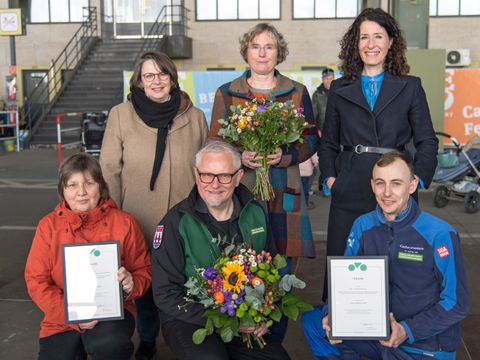 Senatorin Bettina Jarasch zeichnet zwei Bezirksprojekte mit dem Engagementpreis „Fahrrad Berlin“ 2022 aus.