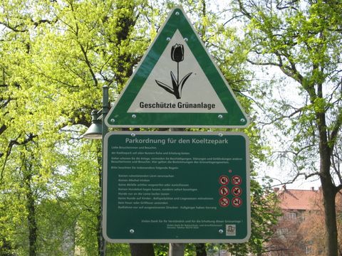 Gruenanlagenschild mit Parkordnung Koeltzepark