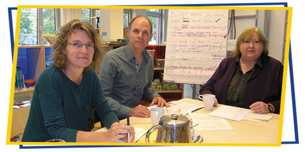 Miriam Asmus (links) und Karin Ernst vom Verein LIFE e.V. koordinieren gemeinsam mit Schulleiter Carsten Paeprer die Lernwerkstatt eXplorarium in der Hans-Fallada-Schule.