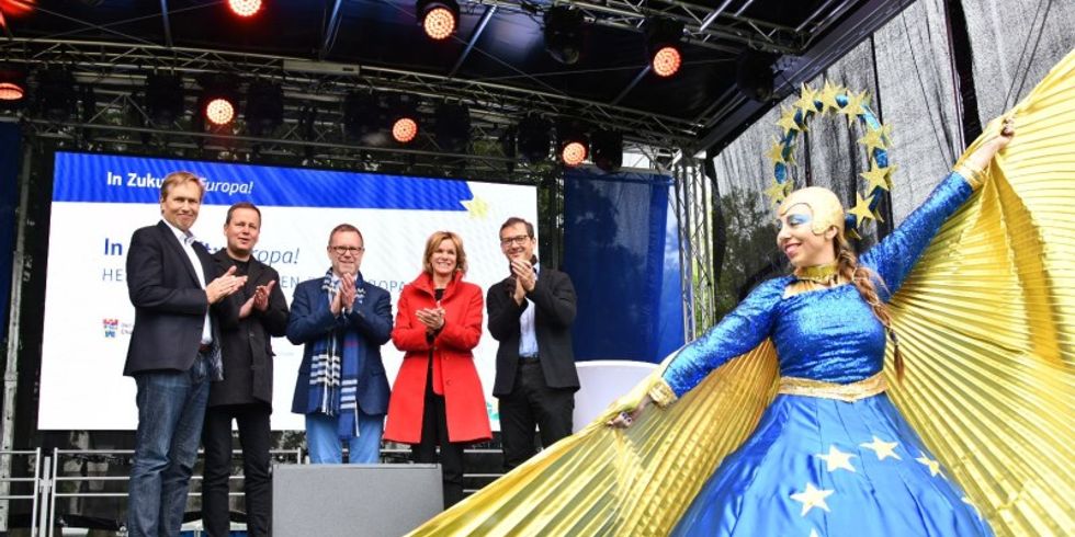 Die Stelzenfrau Europa bei der Eröffnung des Festes auf der Bühne