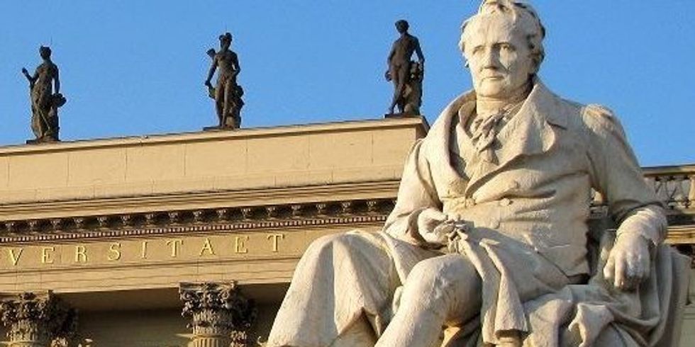 Denkmal Alexander von Humboldts vor dem Hauptgebäude der Humboldt-Universität in Berlin