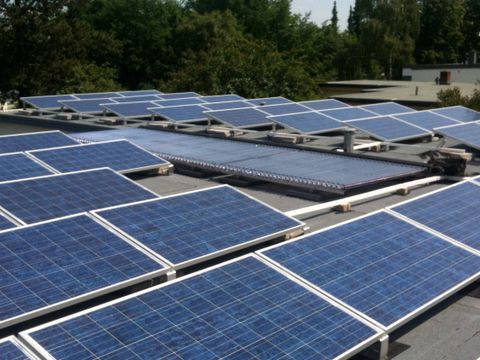 Bungalow mit Solaranlage auf dem Dach