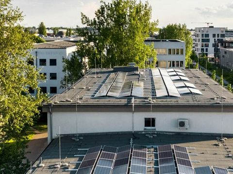 Wohnungsamt in Treptow-Köpenick mit Solaranlage auf dem Dach