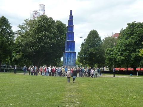 Am blauen Obelisken auf dem Theodor-Heuss-Platz, 14.6.2014, Foto: KHMM