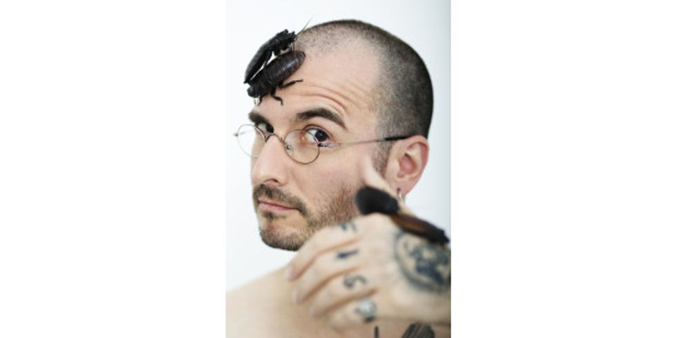 Foto eines Mannes mit Kakerlaken auf dem Kopf und auf der Hand