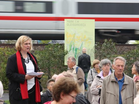 Bildvergrößerung: Bezirksbürgermeisterin Angelika Schöttler berichtet über die Entsehung des Parks