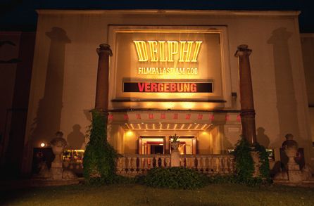 Der Delphi Filmpalast im Abendlicht