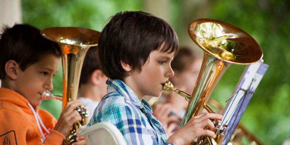 Junge spielt Euphonium im Blasorchester