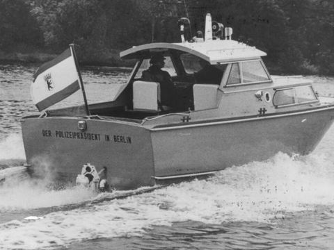 Polizeiboot auf Streifenfahrt Historie