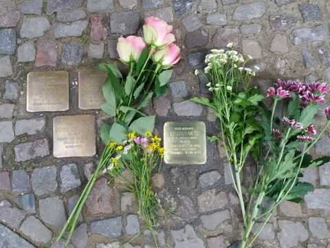 Verlegung von elf neuen Stolpersteinen in Kreuzberg