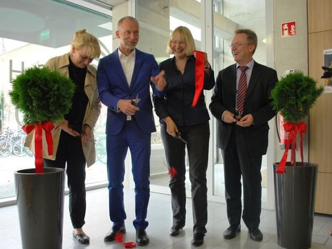 Bildvergrößerung: Zur Eröffnung der neuen Schiller-Bibliothek wird das rote Band zerschnitten