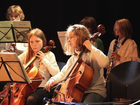 Junge Cellisten spielen beim Benefizkonzert in der Wabe