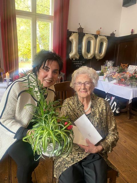 Bildvergrößerung: Bezirksstadträtin Emine Demirbüken-Wegner (CDU) gratuliert zum 100. Geburtstag Ursula Fritsch