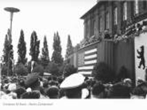 Kennedy begeistert die Menschen vor dem Schöneberger Rathaus