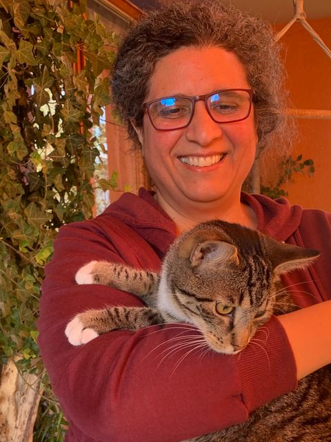 Foto Beril Sözmen mit einer Katze auf dem Arm