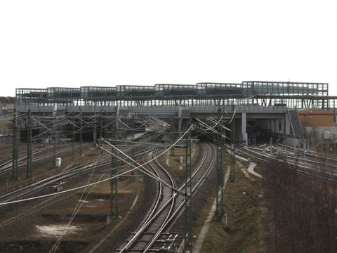 Bildvergrößerung: Vom Alfred-Lion-Steg bietet sich ein imposanter Blick auf das Gebäude des Bahnhofs Südkreuz.