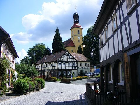 Blick von der Theodor-Haebler-Straße zur Kirche und der Gaststätte Zur Weberstube in Großschönau