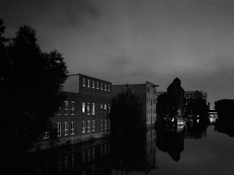 Bildvergrößerung: Hier sehen Sie ein fast schwarzes Foto, was einen Ausschnitt aus Hamburg zeigt
