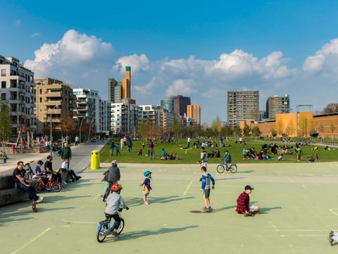 Kinder spielen auf Spielplatz im Park am Gleisdreieck Berlin