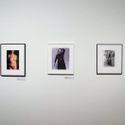 Bildvergrößerung: fünf Fotografien, die die kranke Künstlerin teils bekleidet, zB an einem offen Grab stehend, und teils nackt zeigen