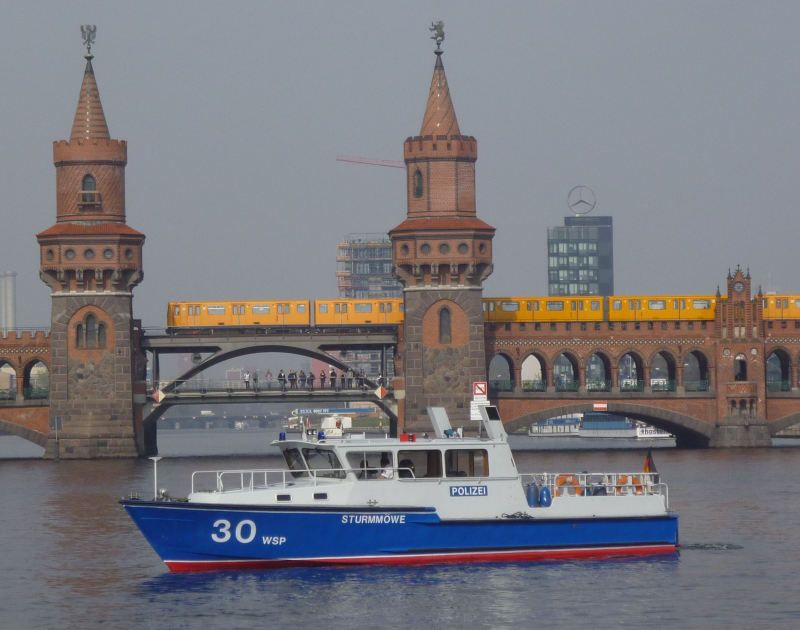 Polizeiboot auf den Wasserstraßen Berlins