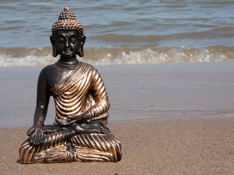 Buddha-Figur am Strand