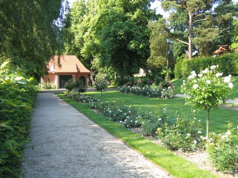 Rosenbeete und ein Weg vor einen Haus, Garten Fraenkel in Kladow