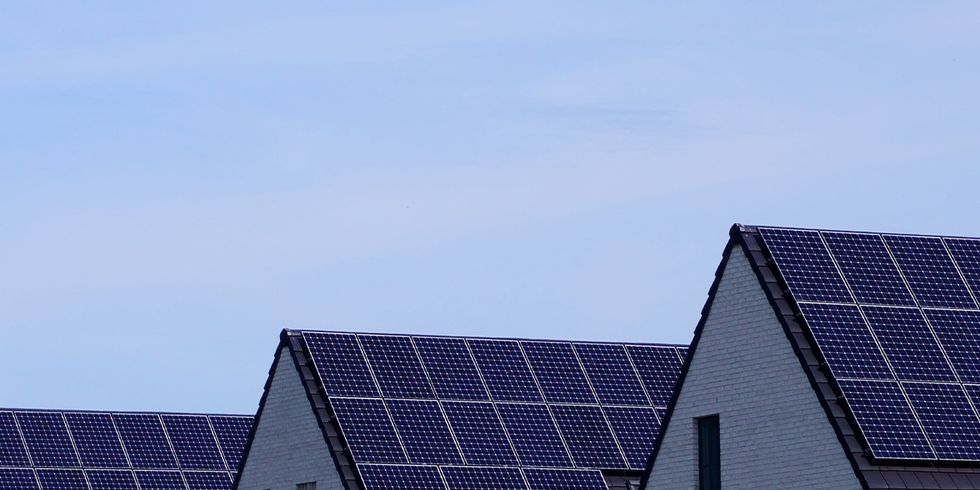 Drei Einfamilienhäuser mit Solaranlagen auf dem Dach