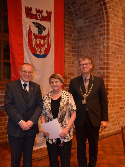BVV-Vorsteher Joachim Koza, Lotte Aurich und Bezirksbürgermeister Helmut Kleebank (von links nach rechts)