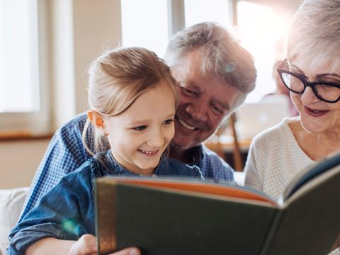 Großeltern lesen ihrem Enkel vor