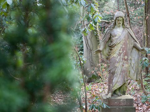 Steinfigur Jesus auf Friedhof