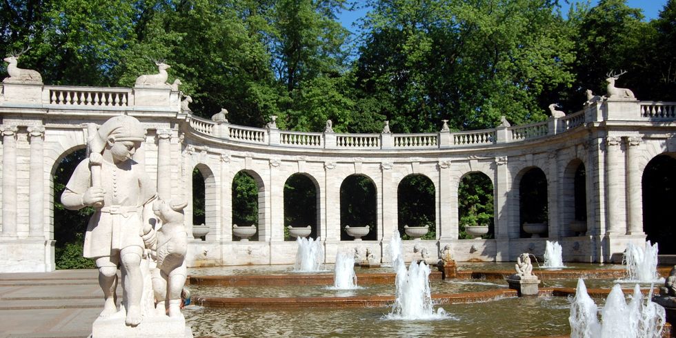 Das Foto zeigt eine Ansicht des Märchenbrunnens im Volkspark Friedrichshain.