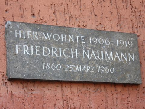 Bildvergrößerung: Am ehemaligen Wohnhaus von Friedrich Naumann erinnert eine Gedenktafel an ihn.