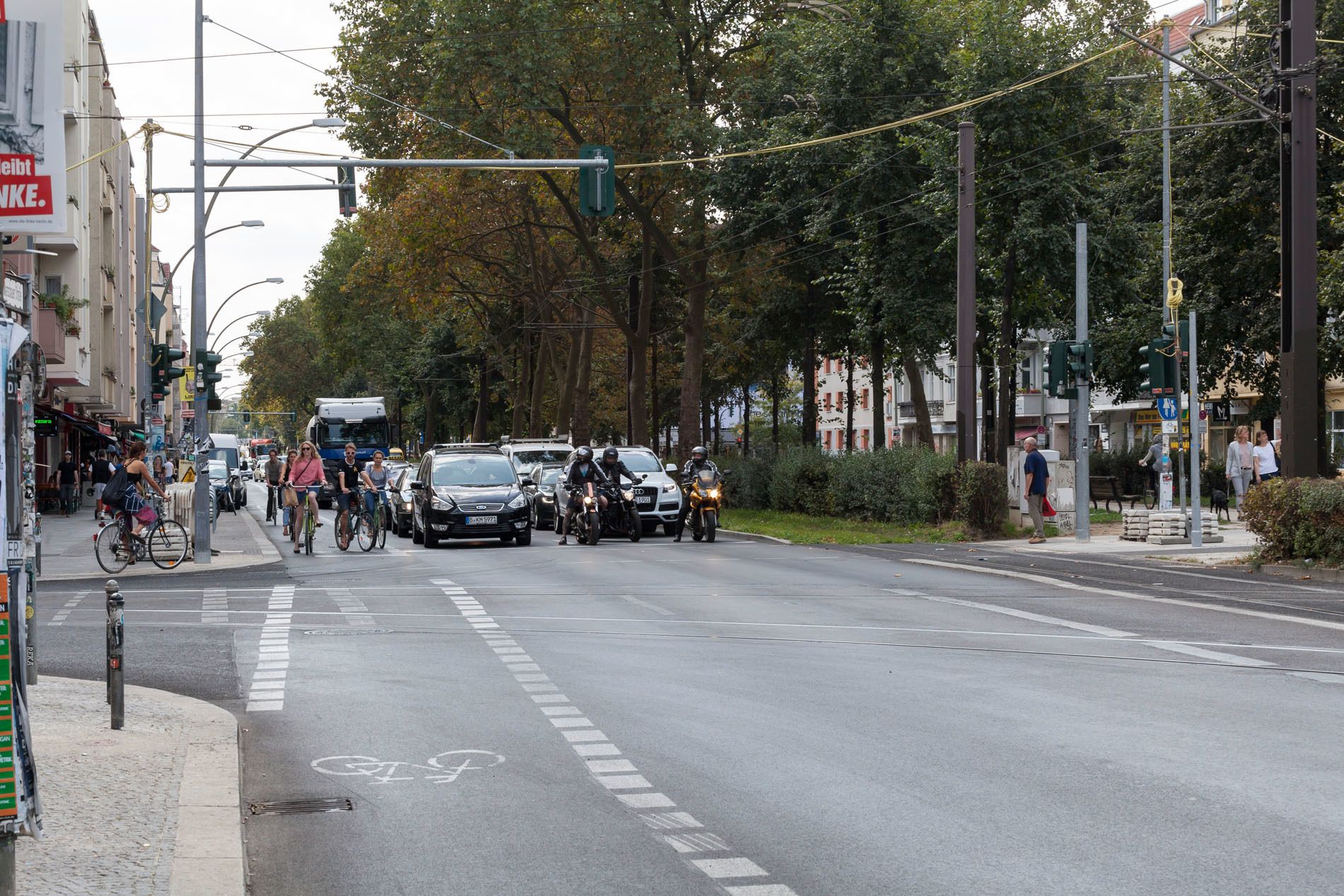 Warschauer Straße nach dem Umbau, wartende Rad-, Auto-, Motorradfahrer