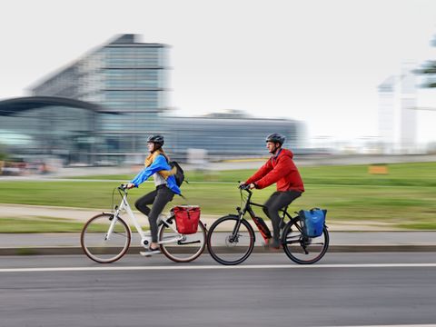 Radfahrer mit EBikes vor dem Hauptbahnhof