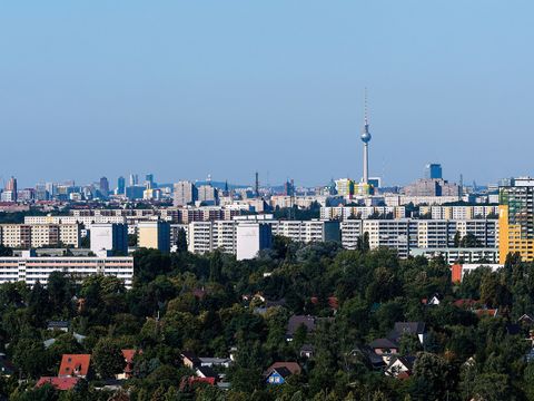 Viel Grün in und blauer Himmel über der Skyline Marzahn-Hellersdorf