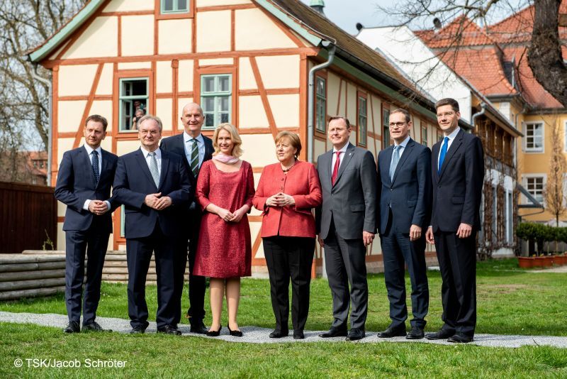 Die Ministerpräsidentin und die Ministerpräsidenten mit der Bundeskanzlerin und dem Beauftragten der Bundesregierung für die neuen Länder bei der MPK-Ost in Neudietendorf