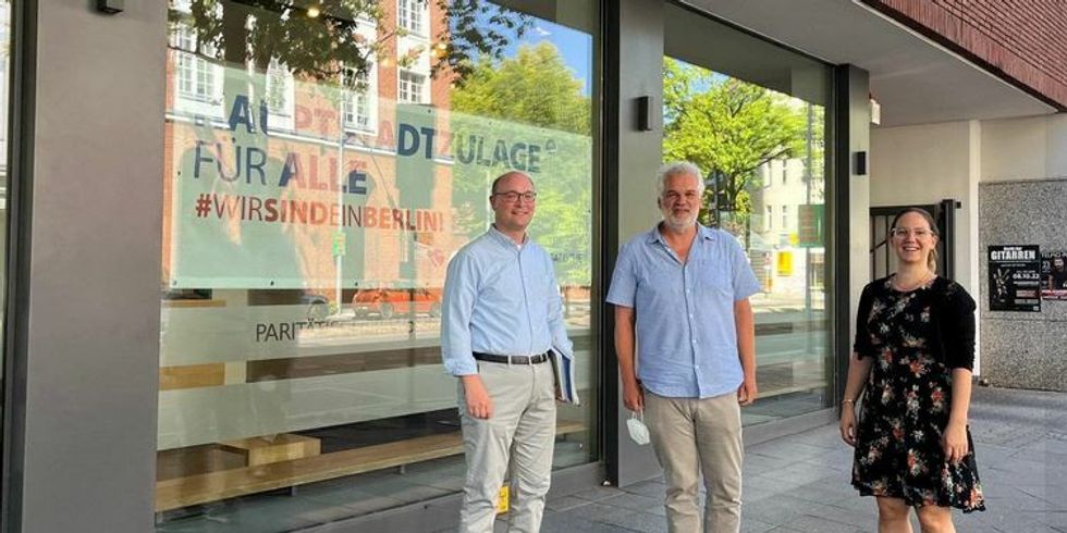Arne Herz bei "Der Paritätische Berlin" mit Martin Hoyer, dem stellvertretenden Geschäftsführer und Lea Winnig, die auch für Charlottenburg-Wilmersdorf zuständig