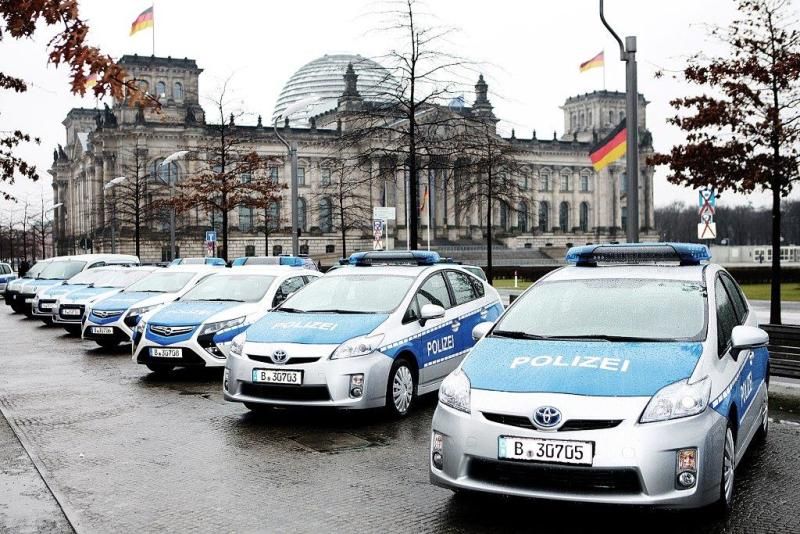 Polizeifahrzeuge vor dem Reichstag